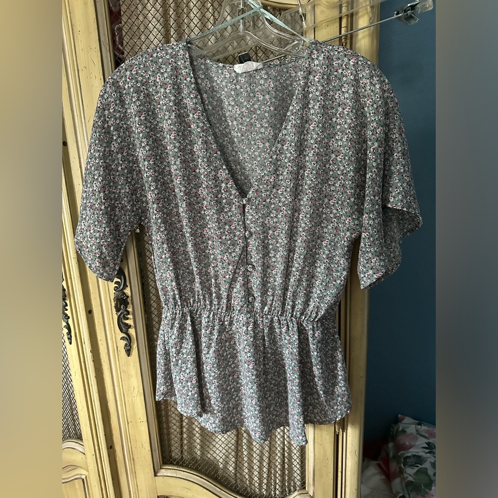 Sienna Sky, short sleeve shirt